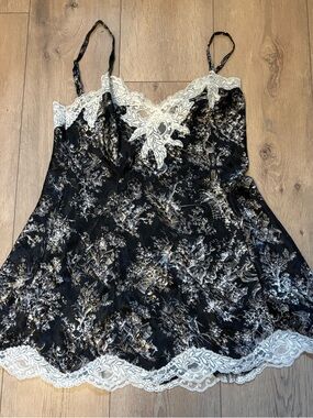 Y2K Lace-Trim Black Floral Satin Cami Top